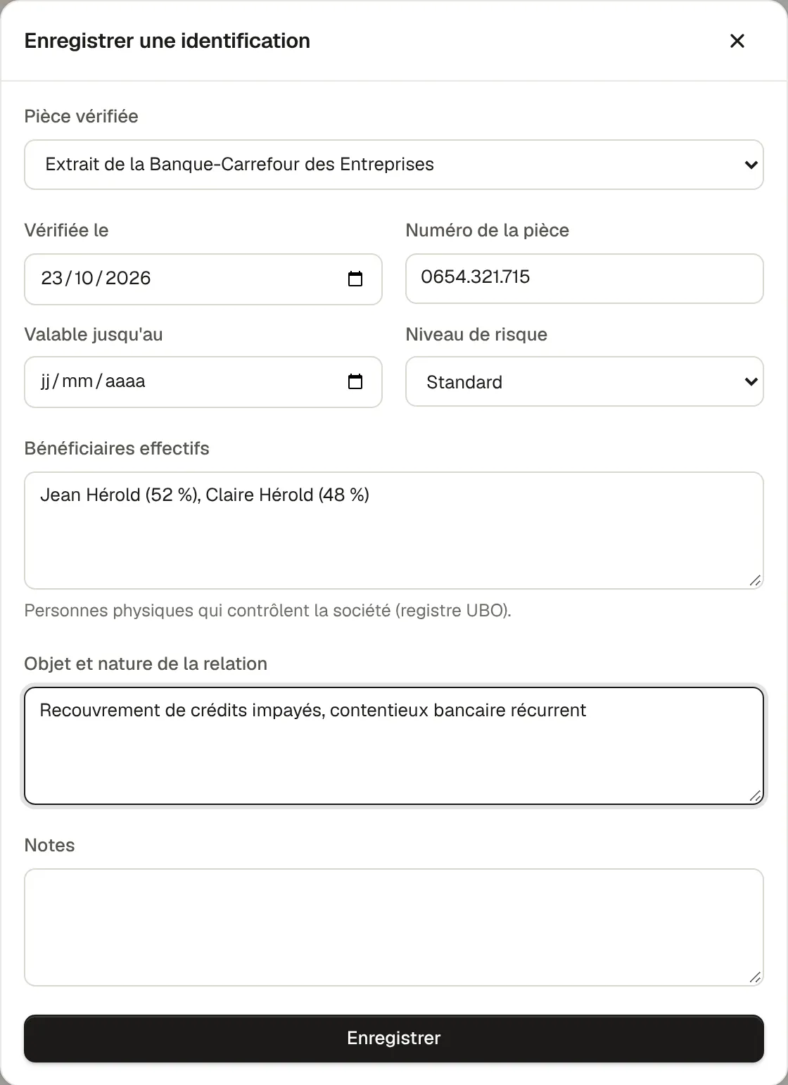 La fenêtre « Enregistrer une identification » pour une société : pièce vérifiée, date, numéro, validité, niveau de risque, bénéficiaires effectifs et objet de la relation.