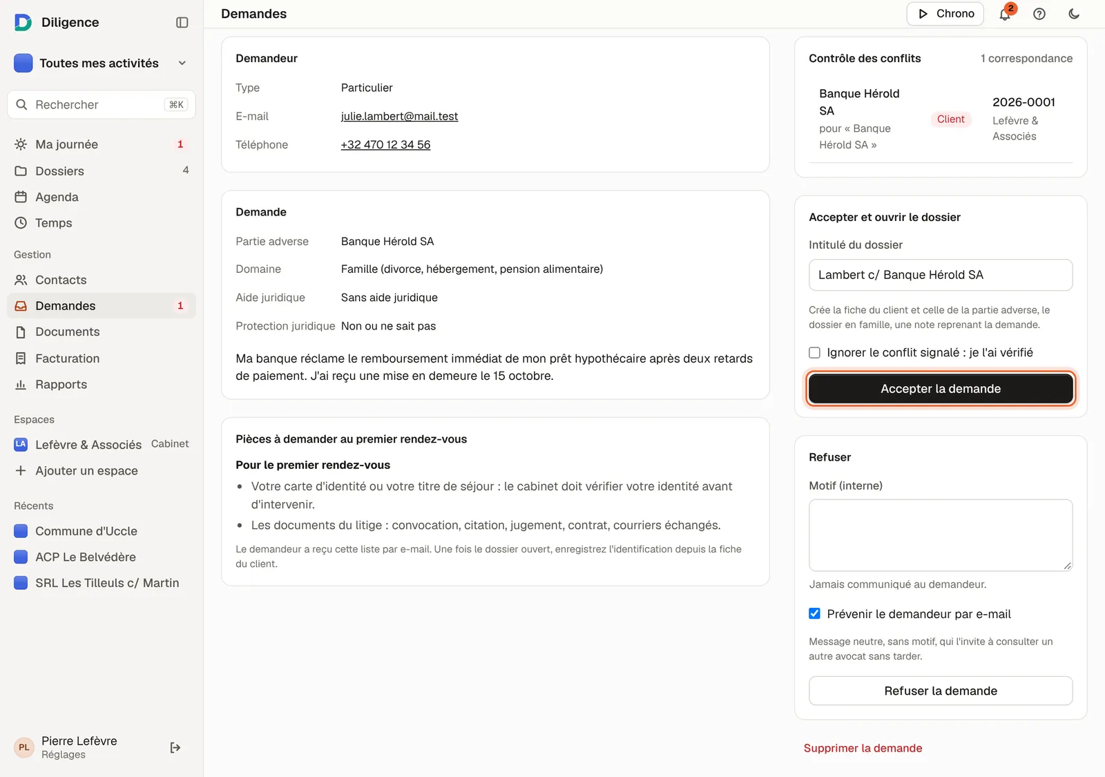 La fiche d'une demande : demandeur, objet, pièces à demander, contrôle des conflits, et les cartes pour accepter ou refuser.