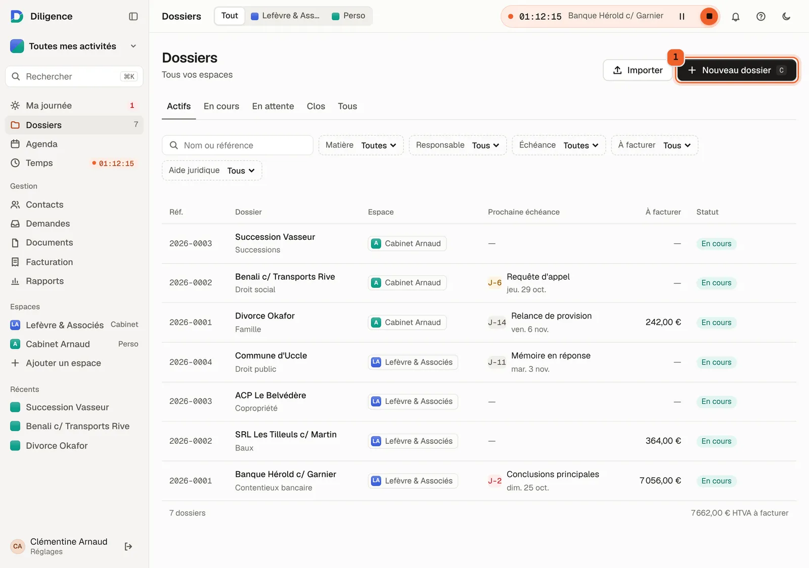 La page « Dossiers » : onglets de statut, recherche, filtres et tableau avec la prochaine échéance et le montant à facturer de chaque dossier.
